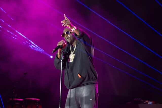 Bengalúrsky dav omráčil speváka Akona spevom RCB pred aukciou IPL Bengalúrsky dav omráčil speváka Akona spevom RCB pred aukciou IPL 2026 (sledovať)