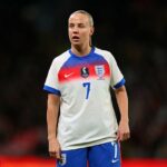 Beth Meadová vzdala poctu Sarine Wiegmanovej po výhre Anglicka 8:0 nad Čínou.