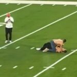 Trio fanúšikov Tennessee Titans bez tričiek bolo vidieť, ako sa váľajú po zemi na štadióne Nissan