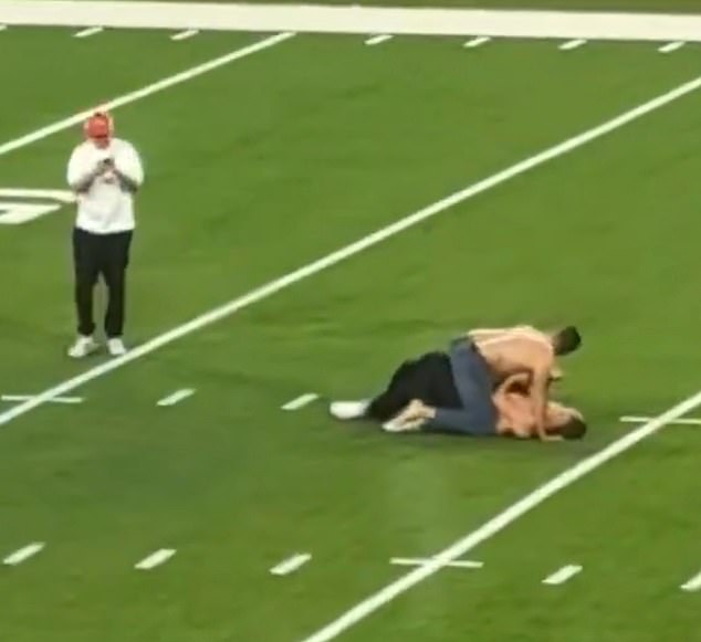 Bizarný moment troch polonahých mužov zachytáva kamera, ako zápasia na Trio fanúšikov Tennessee Titans bez tričiek bolo vidieť, ako sa váľajú po zemi na štadióne Nissan