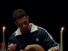 Bizarný prídavok Patricka Mahomesa k jeho jedlu na Deň vďakyvzdania zanecháva fanúšikov znechutených Patrick Mahomes vyvolal kontroverziu na Deň vďakyvzdania po tom, čo nalial morku kečupom