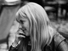 Blonďatá bomba, ktorá bola prvou milenkou Georgea Besta, si oholila hlavu a stala sa budhistkou George Best s priateľkou Jackie Glass na recepcii v Londýne po tom, čo Manchester United vyhral v roku 1968 Európsky pohár