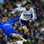 Gustavo Poyet z Chelsea oslavuje počas zápasu Premiership FA Carling proti Tottenhamu Hotspur na White Hart Lane v Londýne. Chelsea vyhrala zápas 3:0.