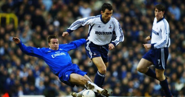 Bol som naivný, že som prišiel do Tottenhamu z Chelsea Gustavo Poyet z Chelsea oslavuje počas zápasu Premiership FA Carling proti Tottenhamu Hotspur na White Hart Lane v Londýne. Chelsea vyhrala zápas 3:0.
