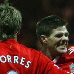 Stredopoliarovi Liverpoolu Stevenovi Gerrardovi (R) gratulujú spoluhráči Peter Crouch a Steve Finnan (C), keď oslavuje skórovanie proti PSV Eindhoven vo štvrťfinále Európskej Ligy majstrov vo futbalovom zápase prvého zápasu na štadióne Philips v Eindhovene, Holandsko, 3. apríla 2007.