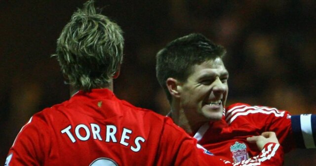 Stredopoliarovi Liverpoolu Stevenovi Gerrardovi (R) gratulujú spoluhráči Peter Crouch a Steve Finnan (C), keď oslavuje skórovanie proti PSV Eindhoven vo štvrťfinále Európskej Ligy majstrov vo futbalovom zápase prvého zápasu na štadióne Philips v Eindhovene, Holandsko, 3. apríla 2007.