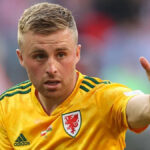 Joe Morrell rieši Bryana Gila z Tottenhamu Hotspur počas hry za Portsmouth