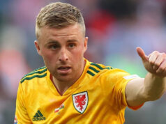 Bolestivá pomalá smrť hráčskej kariéry po vrcholoch majstrovstiev sveta Joe Morrell rieši Bryana Gila z Tottenhamu Hotspur počas hry za Portsmouth