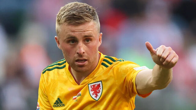 Joe Morrell rieši Bryana Gila z Tottenhamu Hotspur počas hry za Portsmouth