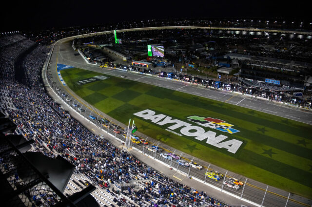 William Byron (24) vyhráva NASCAR Cup Series Xfinity 500 na Martinsville Speedway. Zdroj: Getty