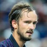 Daniil Medvedev po prehre v prvom kole na US Open 2025 rozbil raketu (Zdroj: Getty)