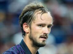 „Bolo by to veľmi škaredé“ Daniil Medvedev po prehre v prvom kole na US Open 2025 rozbil raketu (Zdroj: Getty)
