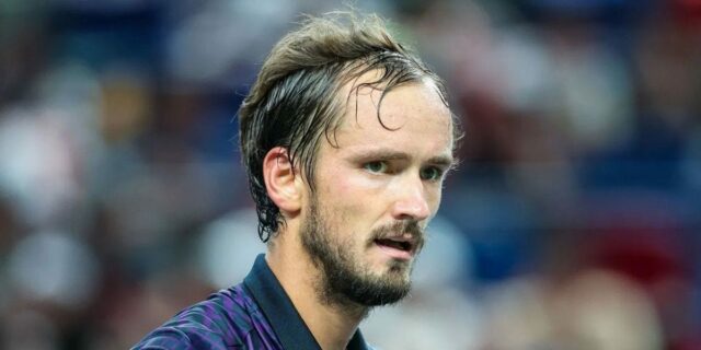 Daniil Medvedev po prehre v prvom kole na US Open 2025 rozbil raketu (Zdroj: Getty)