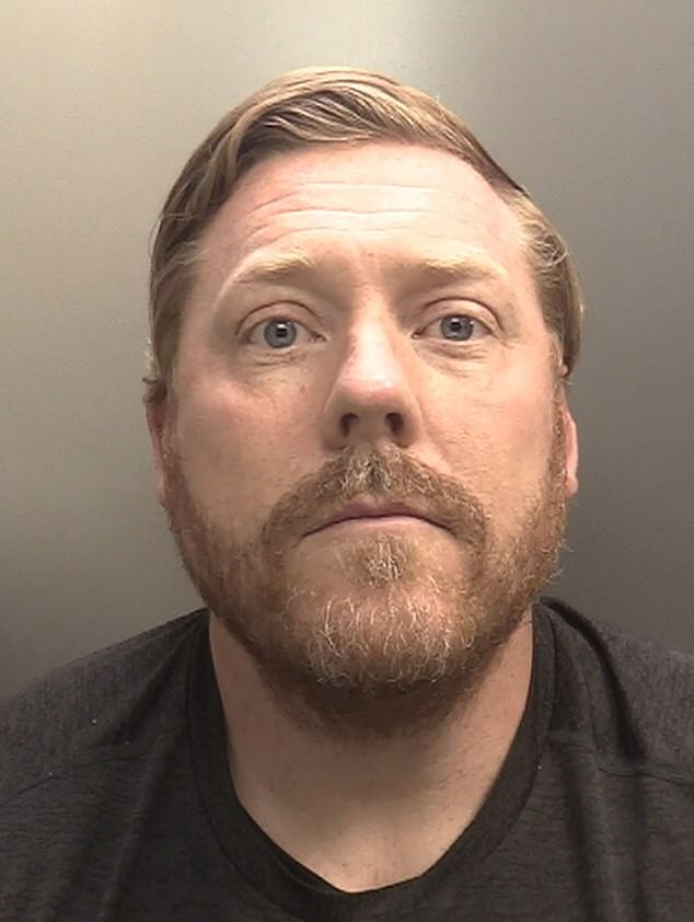 Boxerský tréner, ktorý natáčal s Garym Nevilleom a Jamiem Carragherom, Boxerský tréner (na obrázku), ktorý natáčal s Garym Nevilleom a Jamiem Carragherom, bol uväznený na 17 rokov.