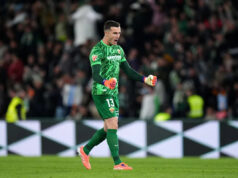 Brankár Elche pobúrený po zrážke s Viniciusom tesne pred vyrovnávajúcim gólom Realu Madrid – „Bol to faul, pretože…“ Brankár Elche pobúrený po zrážke s Viniciusom tesne pred vyrovnávajúcim gólom Realu Madrid – „Bol to faul, pretože...“