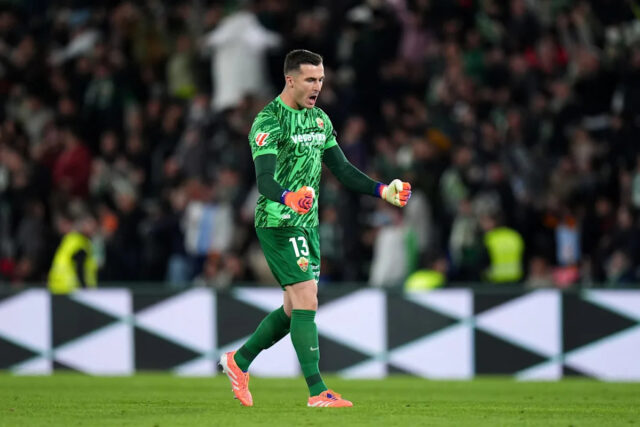 Brankár Elche pobúrený po zrážke s Viniciusom tesne pred vyrovnávajúcim gólom Realu Madrid – „Bol to faul, pretože...“
