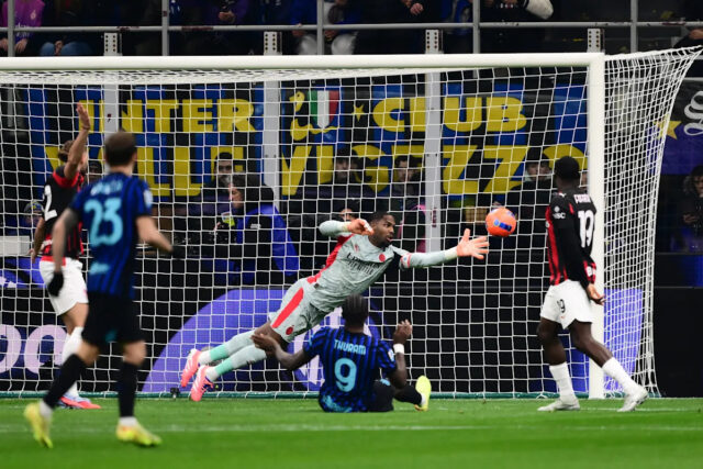 Brankár Milána produkuje hrdinstvá, aby zastavil Inter v Derby della Madonnina 🧤
