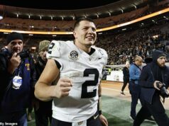 Brat univerzitného futbalového quarterbacka je na zápase zatknutý za „opojenie verejnosti“ po spore o vlajku Kým Diego Pavia viedol k víťazstvu Vanderbilta, jeho rodina spôsobila chaos na tribúnach