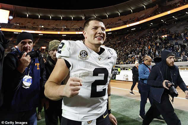 Brat univerzitného futbalového quarterbacka je na zápase zatknutý za „opojenie Kým Diego Pavia viedol k víťazstvu Vanderbilta, jeho rodina spôsobila chaos na tribúnach