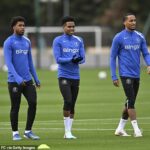 Brazílsky zázračný chlapec Chelsea Estevao (v strede) bojuje v Anglicku s chladom