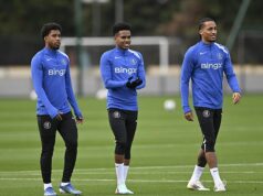 Brazílsky zázračný chlapec Chelsea Estevao, 18, bojuje po presťahovaní do Anglicka s CHLADOU, keď mu zmätený šéf hovorí: ‚Počkaj, kým bude január!‘ Brazílsky zázračný chlapec Chelsea Estevao (v strede) bojuje v Anglicku s chladom