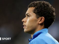 Brennan Johnson: Čo sa deje s Walesom a „záhadou“ Spurs? Brennan Johnson looks up to the sky