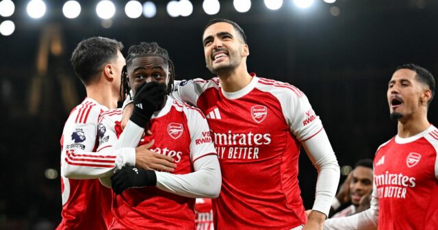 Eberechi Eze z Arsenalu oslavuje