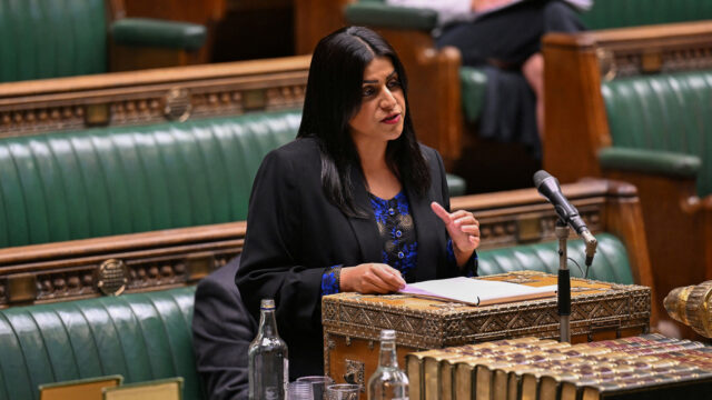 Británia prepracovala azylovú politiku, keďže protiimigračné názory stúpajú | Migrácia
