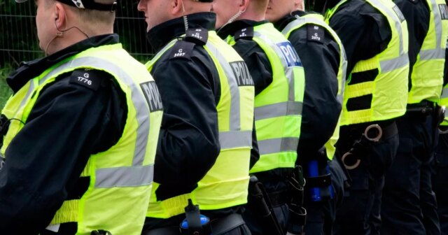 Britskí futbaloví giganti zakázali svojim vlastným fanúšikom vstup na štadión Polícia uviedla, že policajti boli traumatizovaní z útokov v Parkhead