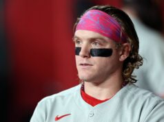 „Bro si zaslúži viac ako 10 miliónov dolárov“; „Vyhodiť jeho agenta“ logo pochodového šialenstva