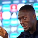 Ibrahima Konate s Alexis Mac Allister a Hugo Ekitike na tréningu Liverpoolu