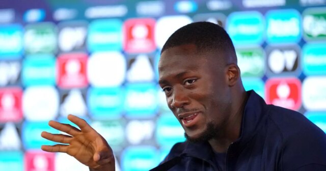 Brutálna hrozba Ibrahima Konateho zapôsobila na spoluhráča z Liverpoolu – Ibrahima Konate s Alexis Mac Allister a Hugo Ekitike na tréningu Liverpoolu