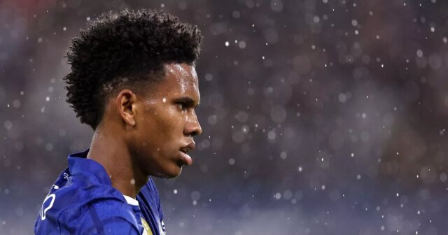 Brutálne obliekanie hviezdy Chelsea Estevao pred spoluhráčmi po tom, čo Estevao sa pozerá