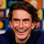 Hlavný tréner Tottenhamu Hotspur Thomas Frank si na tlačových konferenciách často užíva vtip alebo dva na vlastné náklady