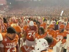 Brutálny moment Texaskí hráči STOPÚ na drese Texas A&M po dramatickej výhre nad hlavnými rivalmi Skupinu texaských hráčov možno vidieť krúžiť okolo hnedého dresu Texas A&M