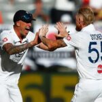 Brydon Carse (vľavo) pochválil Bena Stokesa (vpravo) za jednoduché posielanie správ a inšpiratívne vedenie