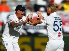 Brydon Carse odhaľuje motivačnú správu od Bena Stokesa, ktorá inšpirovala anglický boj Ashes v napínavý prvý deň Brydon Carse (vľavo) pochválil Bena Stokesa (vpravo) za jednoduché posielanie správ a inšpiratívne vedenie