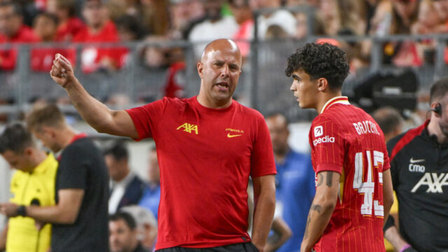 Bude Arne Slot prvým prepusteným manažérom Premier League v tejto sezóne?
