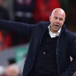 LIVERPOOL, ANGLICKO - 26. NOVEMBRA: Arne Slot Manažér / hlavný tréner Liverpoolu počas fázy MD5 zápasu Ligy majstrov UEFA 2025/26 medzi Liverpool FC a PSV Eindhoven na Anfielde 26. novembra 2025 v Liverpoole v Anglicku. (Foto: Robbie Jay Barratt - AMA/Getty Images)