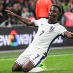 Bukayo Saka z Anglicka oslavuje po strelení gólu na 1:0 počas kvalifikačného zápasu majstrovstiev sveta 2026 medzi Anglickom a Srbskom na štadióne Wembley.