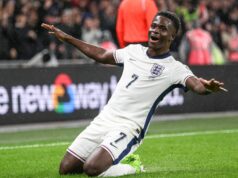 Bukayo Saka prerušil mlčanie o obavách zo zranenia Arsenalu, ako to gesto Anglicka vysvetlilo Bukayo Saka z Anglicka oslavuje po strelení gólu na 1:0 počas kvalifikačného zápasu majstrovstiev sveta 2026 medzi Anglickom a Srbskom na štadióne Wembley.