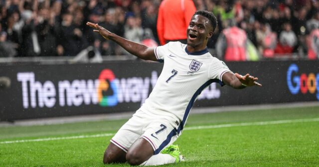 Bukayo Saka z Anglicka oslavuje po strelení gólu na 1:0 počas kvalifikačného zápasu majstrovstiev sveta 2026 medzi Anglickom a Srbskom na štadióne Wembley. 