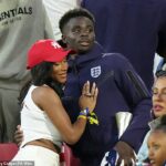 Bukayo Saka sa údajne zasnúbil so svojou dlhoročnou priateľkou Tolami Benson