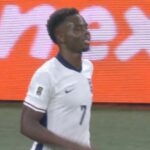 Bukayo Saka vyvoláva strach zo zranenia, keď po góle Anglicka proti Srbsku požaduje zmenu