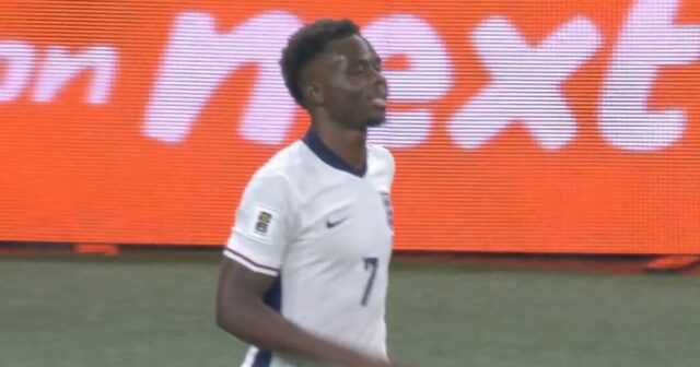 Bukayo Saka vyvoláva strach zo zranenia, keď po góle Anglicka Bukayo Saka vyvoláva strach zo zranenia, keď po góle Anglicka proti Srbsku požaduje zmenu