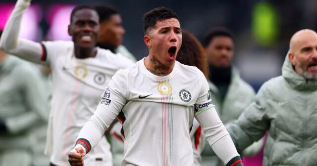 Enzo Fernandez oslavuje na Turf Moor