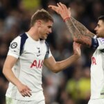Micky van de Ven oslavuje svoj gól s Cristianom Romerom počas zápasu Ligy majstrov UEFA medzi Tottenhamom Hotspur a FC Kodaň
