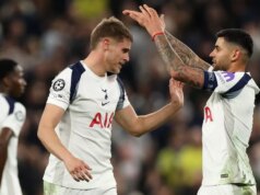 Bývalá anglická hviezda robí veľké nároky na stredných obrancov Tottenhamu, Arsenalu a Liverpoolu Micky van de Ven oslavuje svoj gól s Cristianom Romerom počas zápasu Ligy majstrov UEFA medzi Tottenhamom Hotspur a FC Kodaň