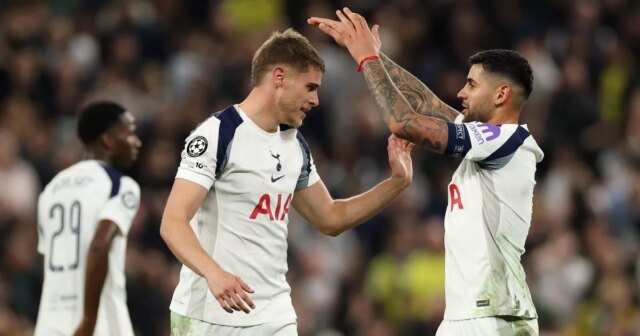 Bývalá anglická hviezda robí veľké nároky na stredných obrancov Tottenhamu, Micky van de Ven oslavuje svoj gól s Cristianom Romerom počas zápasu Ligy majstrov UEFA medzi Tottenhamom Hotspur a FC Kodaň