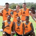 Tréner Arsenalu Mikel Arteta s brankárom Arthurom Okonkwom v londýnskom Calney